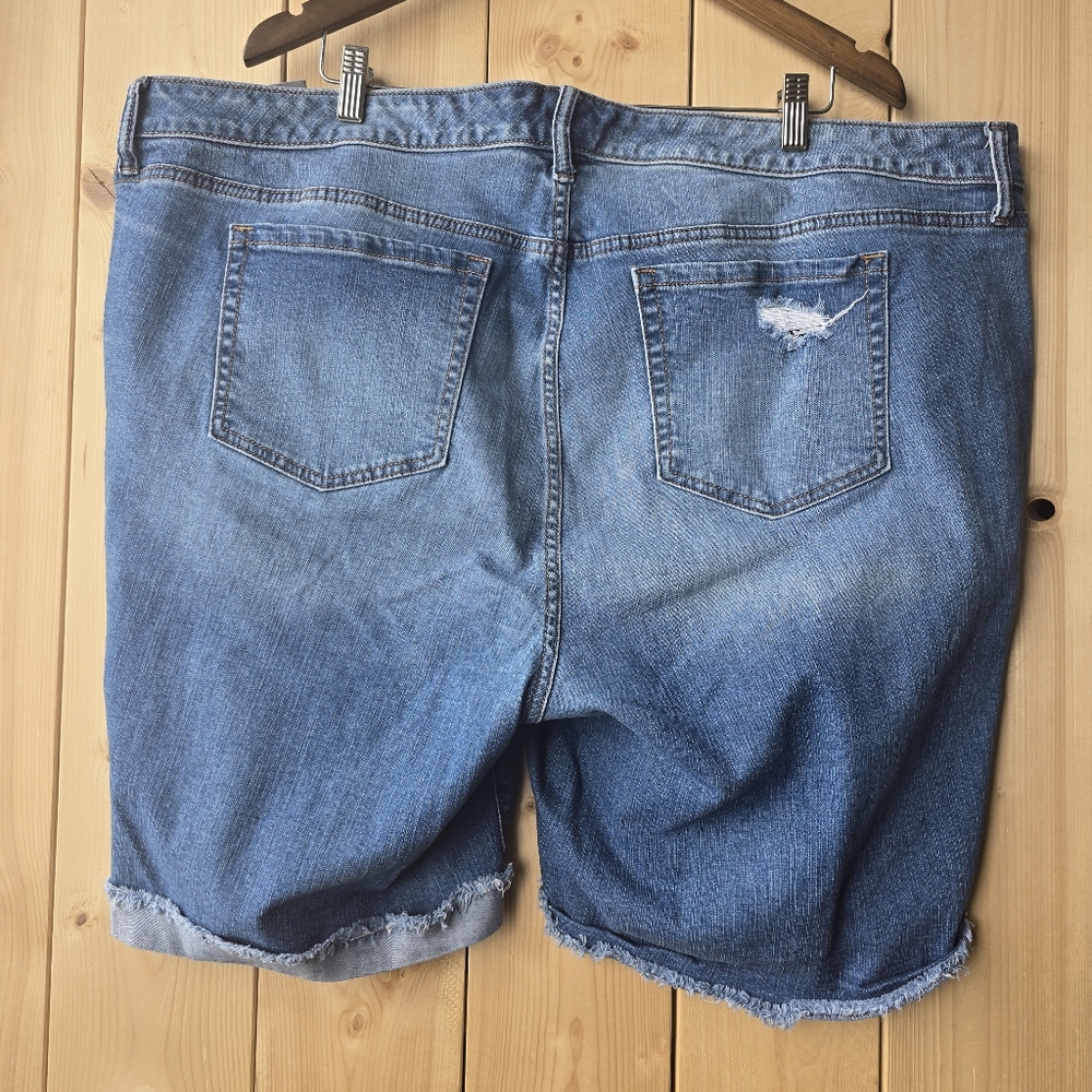 Torrid Boyfriend Bermuda Vintage Stretch Denim Short Distressed Womens Size 26 - Picture 7 of 12